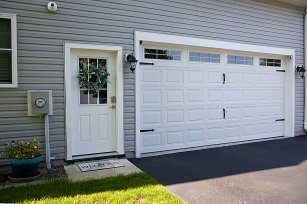 24/7 Emergency Garage Door Panel Replacement experts in Fairbury, IL